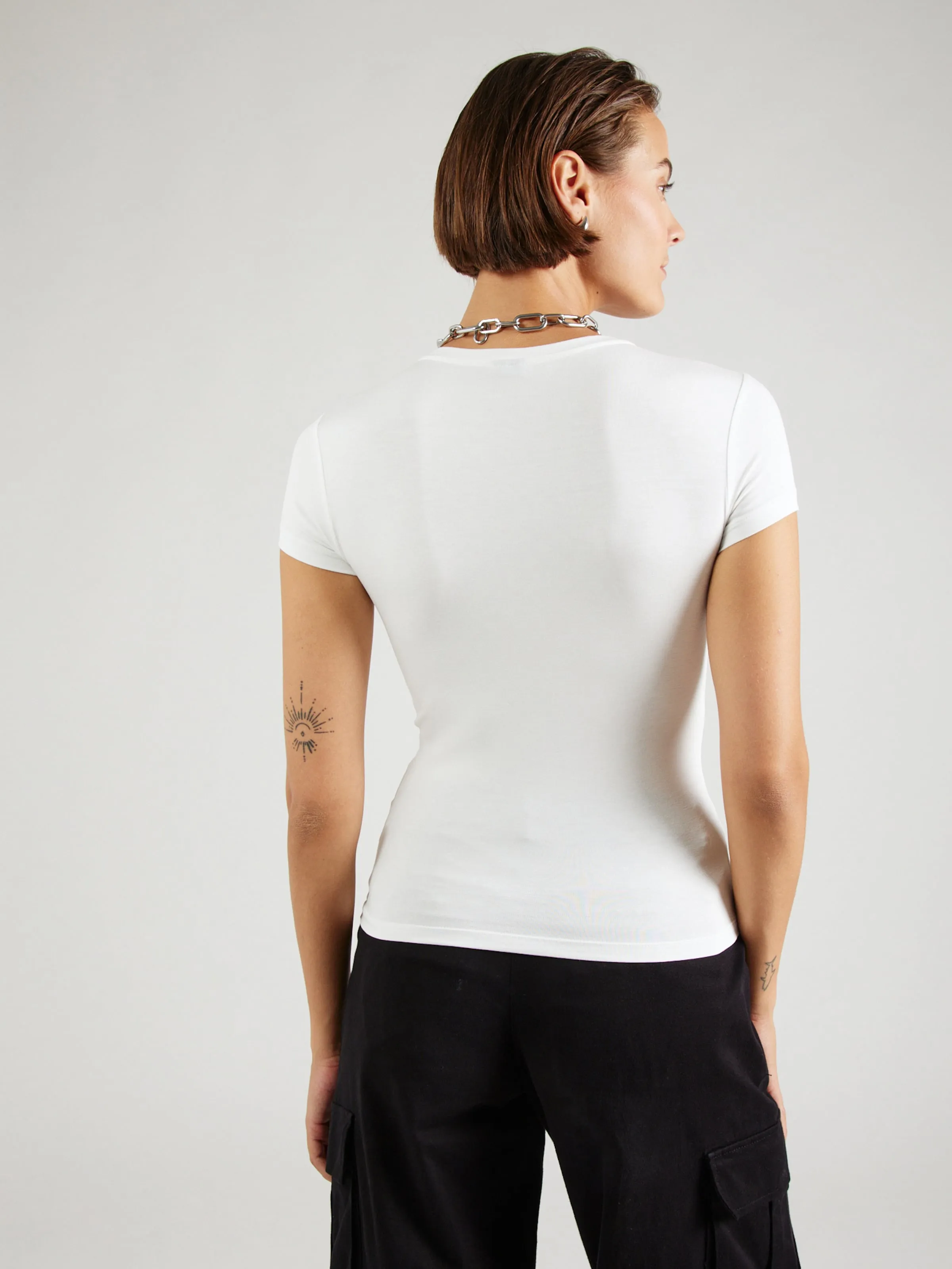 Camiseta Gina Tricot en Azul Claro, Blanco