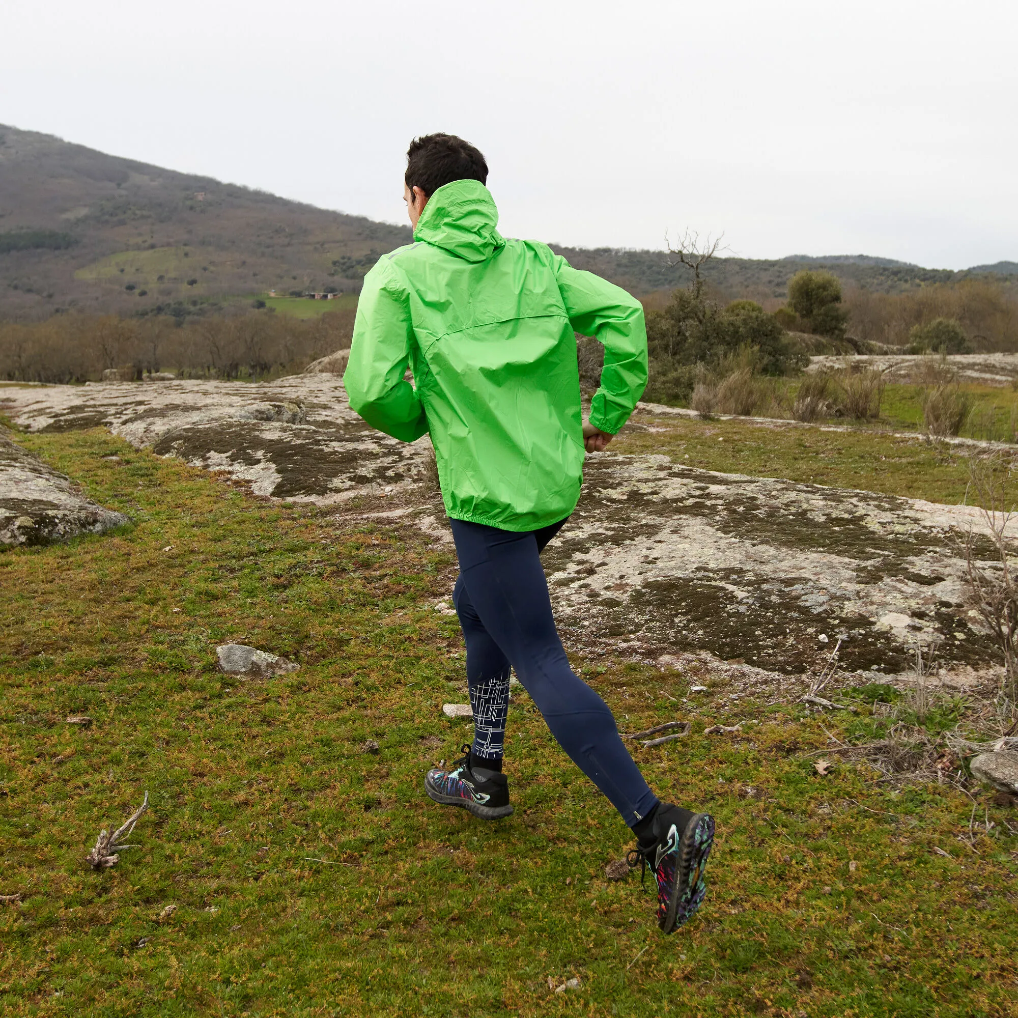CHUBASQUERO HOMBRE RNIGHT ICONIC VERDE FL&UACUTE;OR