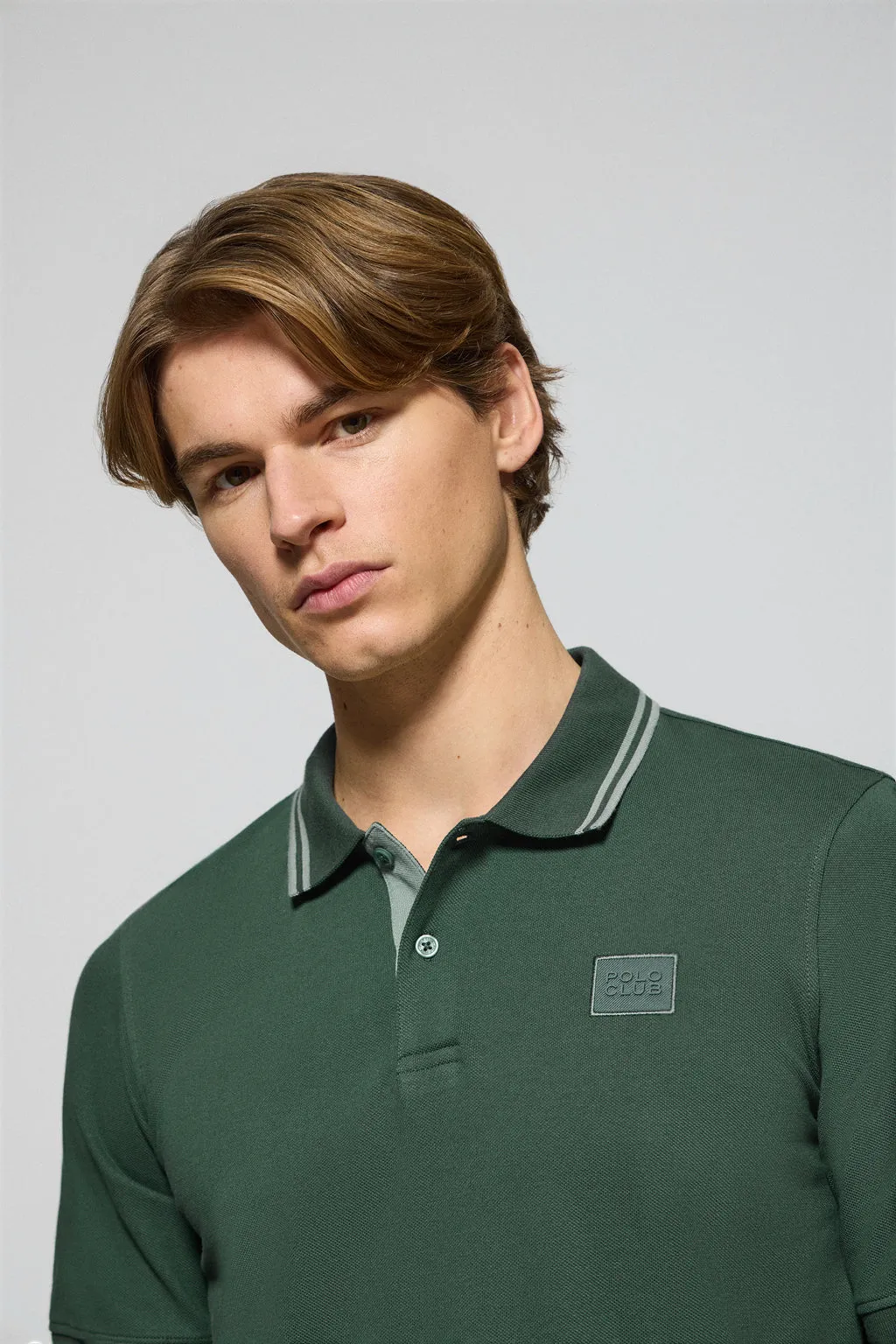 Polo de dos botones en verde con logo Polo Club