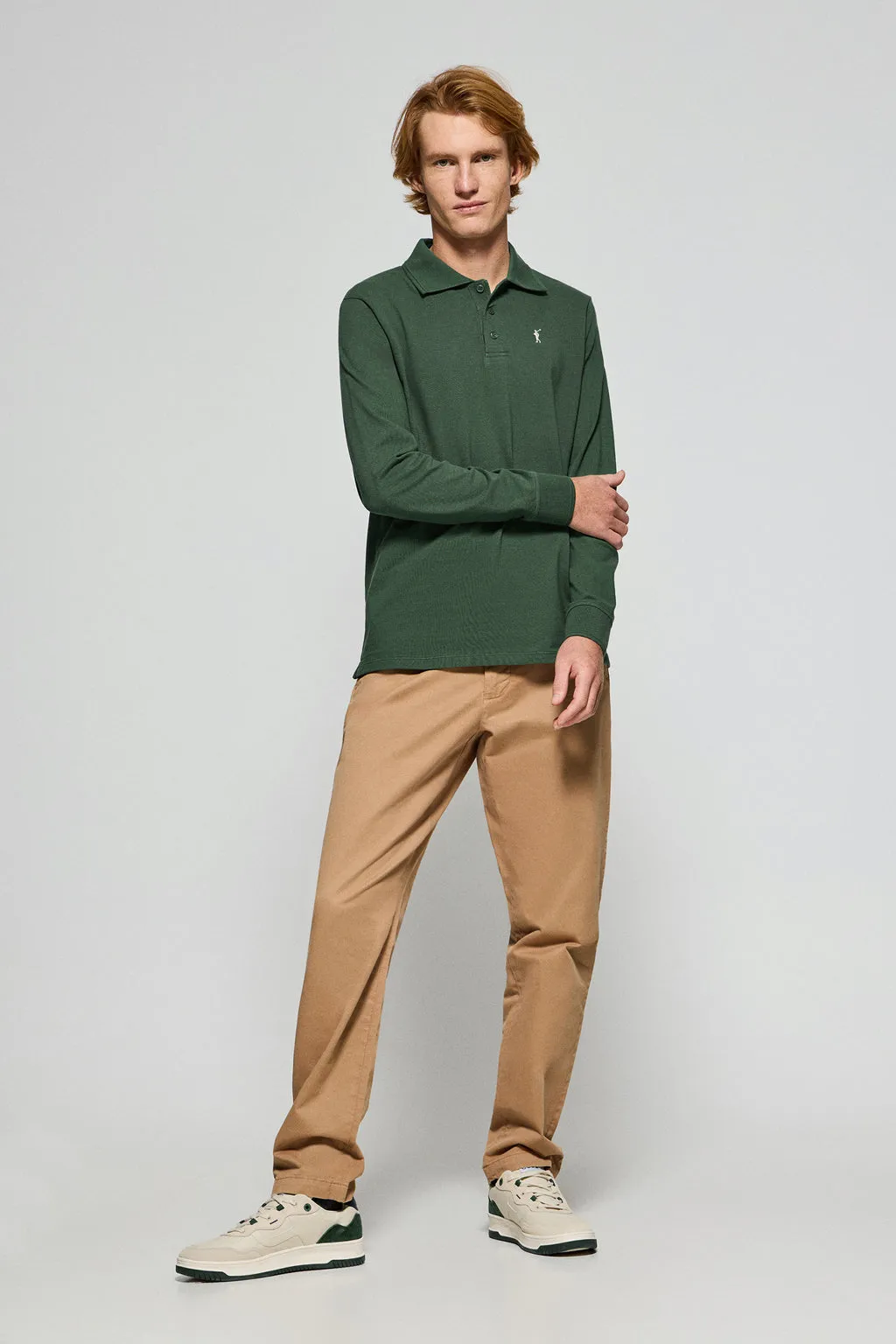 Polo de manga larga de tres botones en verde con logo Rigby Go