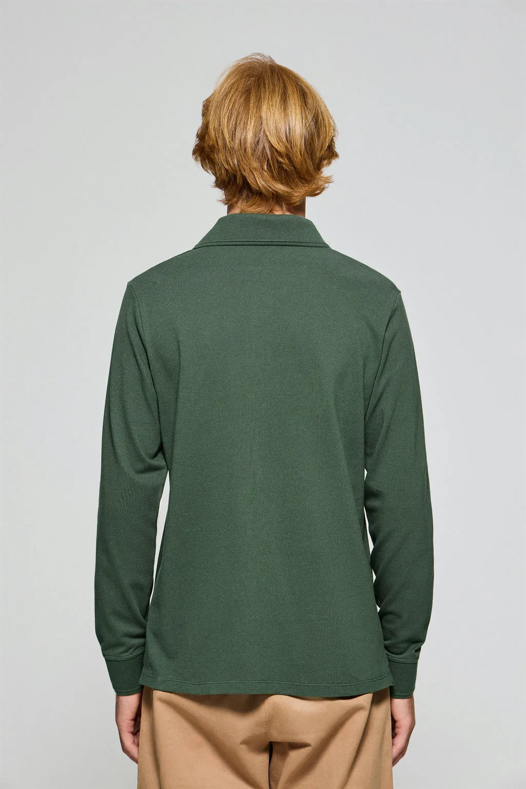 Polo de manga larga de tres botones en verde con logo Rigby Go