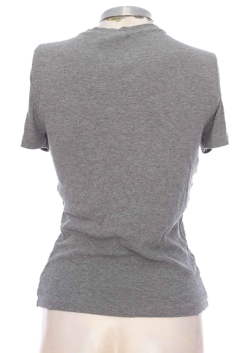 TOP / CAMISETA COLOR GRIS  KOAJ