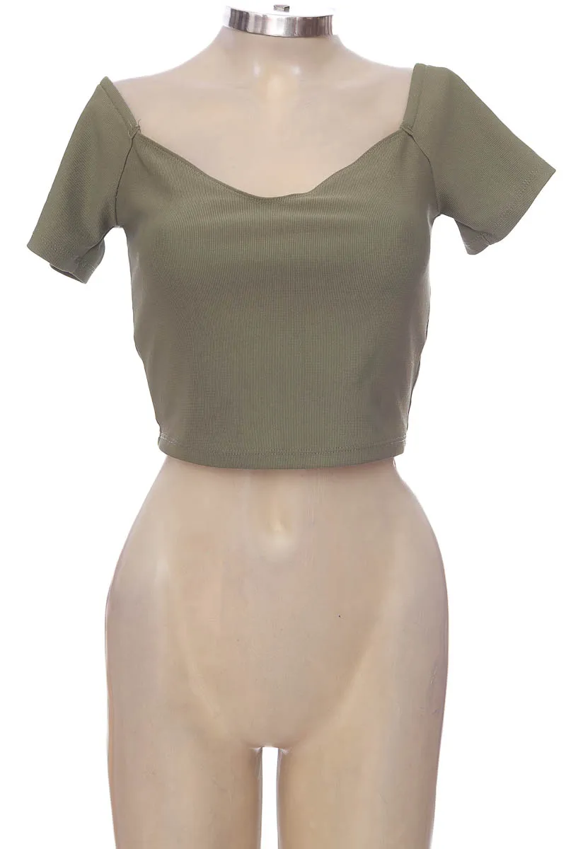 TOP / CAMISETA COLOR VERDE  STRADIVARIUS