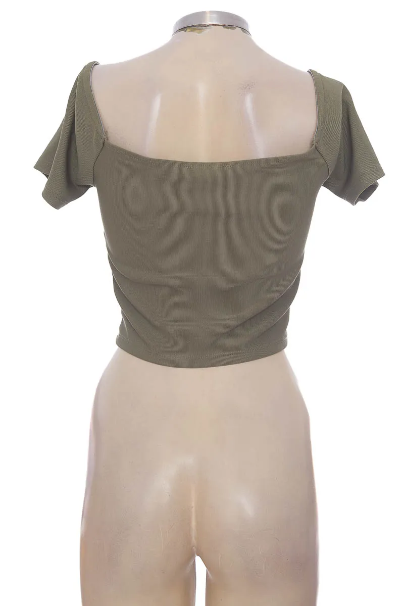 TOP / CAMISETA COLOR VERDE  STRADIVARIUS